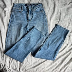 HOLLISTER ultra high-rise mom jean 💙